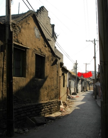 A deserted alley in late afternoon