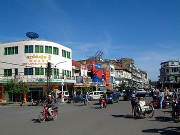 Traffic in front of the Central Market in Phnom Peng