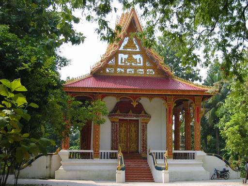 Wat Sok Pa Luang is a mystical temple surrounded by banana trees, set in the southern part of Vientiane. Known for its practice of vipassana (or insight meditation). It also harbours one of the best saunas in the whole of Asia in which to detoxify and rejuvenate.